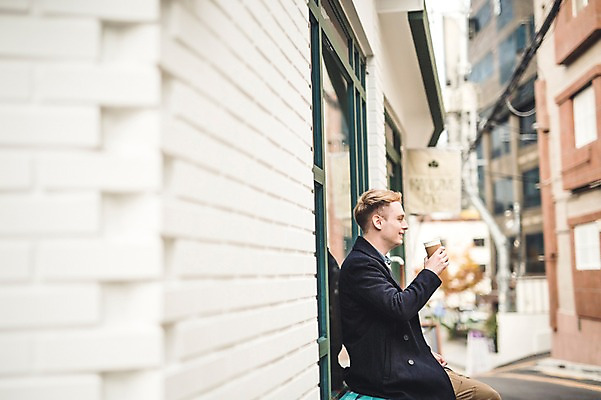 포토 JPG 주간 서양인 외국인 남자 커피 한명 들기 앉기 상반신 20대 성인 야외 옆모습 기댐 카페 테이크아웃 청년남자한명만 성인남자한명만 국내포토 자연요소 1 음료 뷰포인트 모션 사람 인종 청년 상점 남자한명만 성인남자만 청년남자만 파일형식