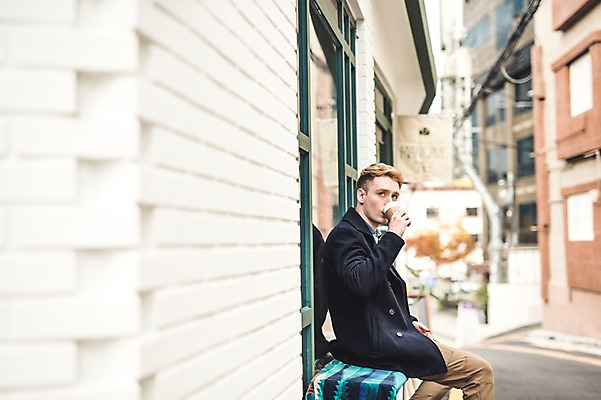 포토 JPG 주간 서양인 외국인 남자 커피 한명 들기 앉기 상반신 20대 성인 야외 옆모습 기댐 카페 마시기 테이크아웃 청년남자한명만 성인남자한명만 국내포토 자연요소 1 음료 뷰포인트 모션 사람 인종 청년 상점 남자한명만 성인남자만 청년남자만 파일형식