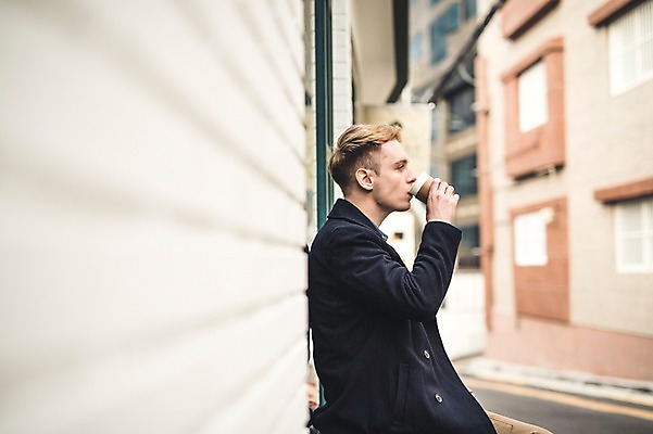 포토 JPG 주간 서양인 외국인 남자 커피 한명 들기 앉기 상반신 20대 성인 야외 옆모습 기댐 카페 마시기 테이크아웃 청년남자한명만 성인남자한명만 국내포토 자연요소 1 음료 뷰포인트 모션 사람 인종 청년 상점 남자한명만 성인남자만 청년남자만 파일형식