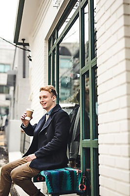 포토 JPG 주간 서양인 외국인 남자 커피 한명 들기 앉기 상반신 20대 성인 야외 옆모습 기댐 카페 테이크아웃 청년남자한명만 성인남자한명만 국내포토 자연요소 1 음료 뷰포인트 모션 사람 인종 청년 상점 남자한명만 성인남자만 청년남자만 파일형식