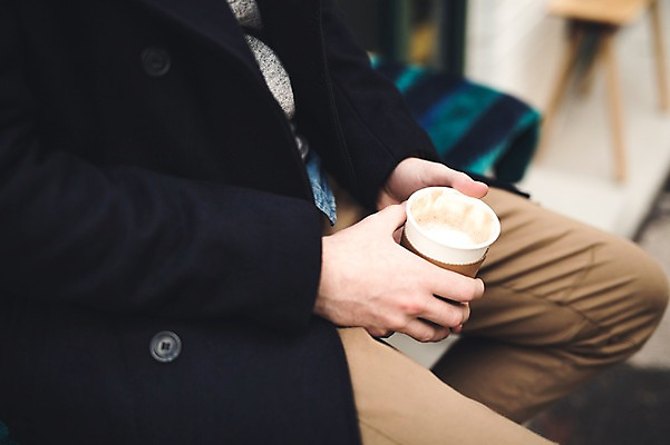 포토 JPG 주간 서양인 외국인 남자 커피 한명 들기 앉기 상반신 20대 성인 야외 카페 테이크아웃 청년남자한명만 성인남자한명만 국내포토 자연요소 1 음료 모션 사람 인종 청년 상점 남자한명만 성인남자만 청년남자만 파일형식