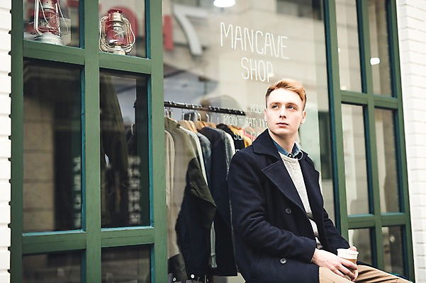 포토 JPG 주간 서양인 외국인 남자 커피 한명 들기 앉기 상반신 20대 성인 야외 기댐 카페 테이크아웃 안식처 청년남자한명만 성인남자한명만 국내포토 자연요소 1 음료 모션 휴식 사람 인종 청년 상점 남자한명만 성인남자만 청년남자만 파일형식