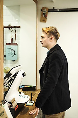 포토 JPG 서양인 외국인 남자 실내 한명 서기 상반신 20대 성인 옆모습 카페 계산대 주문 청년남자한명만 성인남자한명만 국내포토 1 뷰포인트 모션 사람 인종 청년 내부 상점 남자한명만 성인남자만 청년남자만 파일형식