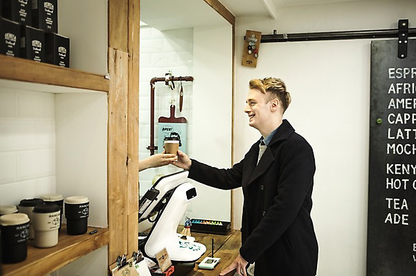 포토 JPG 서양인 외국인 손 남자 커피 실내 서기 상반신 20대 성인 두명 옆모습 신체부위 카페 계산대 주기 테이크아웃 주문 획득 성인남자만 국내포토 음료 뷰포인트 모션 사람 인종 청년 내부 상점 남자만 성인만 파일형식