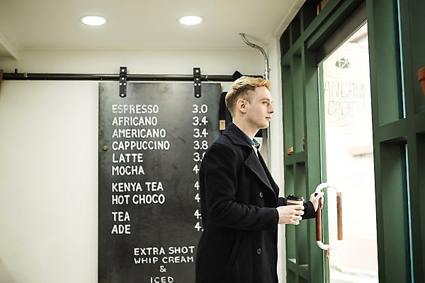 포토 JPG 서양인 외국인 남자 커피 실내 한명 서기 들기 상반신 20대 성인 옆모습 문 카페 메뉴판 테이크아웃 청년남자한명만 성인남자한명만 국내포토 1 음료 뷰포인트 모션 사람 인종 청년 내부 상점 남자한명만 성인남자만 청년남자만 파일형식