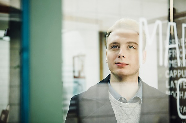 포토 JPG 서양인 외국인 남자 창문 실내 한명 서기 상반신 20대 성인 앞모습 카페 올려보기 창가 청년남자한명만 성인남자한명만 국내포토 1 뷰포인트 모션 사람 인종 청년 내부 상점 남자한명만 성인남자만 청년남자만 파일형식