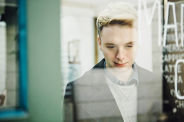 포토 JPG 서양인 외국인 남자 창문 실내 한명 서기 상반신 20대 성인 앞모습 카페 창가 청년남자한명만 성인남자한명만 내려보기 국내포토 1 뷰포인트 모션 사람 인종 청년 내부 상점 남자한명만 성인남자만 청년남자만 파일형식