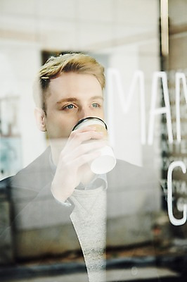 포토 JPG 서양인 외국인 남자 커피 창문 실내 한명 서기 들기 상반신 20대 성인 앞모습 카페 마시기 창가 테이크아웃 안식처 청년남자한명만 성인남자한명만 국내포토 1 음료 뷰포인트 모션 휴식 사람 인종 청년 내부 상점 남자한명만 성인남자만 청년남자만 파일형식