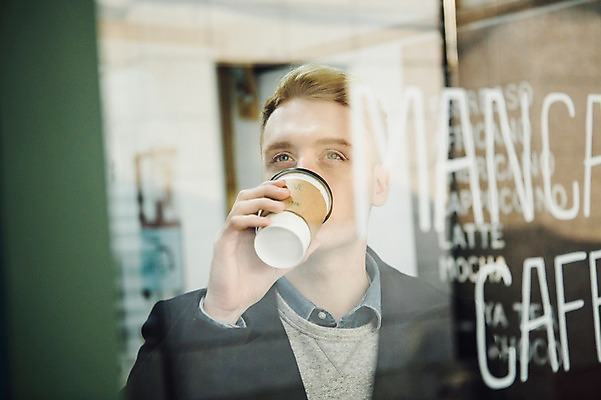 포토 JPG 서양인 외국인 남자 커피 창문 실내 한명 서기 들기 상반신 20대 성인 앞모습 카페 마시기 창가 테이크아웃 안식처 청년남자한명만 성인남자한명만 국내포토 1 음료 뷰포인트 모션 휴식 사람 인종 청년 내부 상점 남자한명만 성인남자만 청년남자만 파일형식