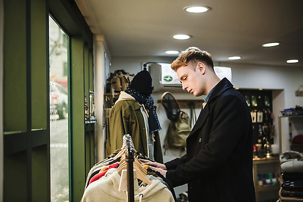 포토 JPG 서양인 외국인 남자 실내 한명 서기 상반신 20대 성인 옆모습 상점 옷걸이 옷가게 옷고르기 청년남자한명만 성인남자한명만 국내포토 1 옷 뷰포인트 모션 사람 인종 청년 내부 남자한명만 성인남자만 청년남자만 파일형식