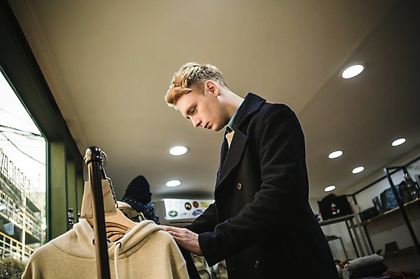 포토 JPG 서양인 외국인 남자 실내 한명 서기 상반신 20대 성인 옆모습 상점 옷걸이 옷가게 옷고르기 청년남자한명만 성인남자한명만 국내포토 1 옷 뷰포인트 모션 사람 인종 청년 내부 남자한명만 성인남자만 청년남자만 파일형식