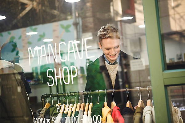 포토 JPG 서양인 외국인 남자 실내 한명 서기 상반신 20대 성인 앞모습 상점 옷걸이 옷가게 옷고르기 청년남자한명만 성인남자한명만 국내포토 1 옷 뷰포인트 모션 사람 인종 청년 내부 남자한명만 성인남자만 청년남자만 파일형식