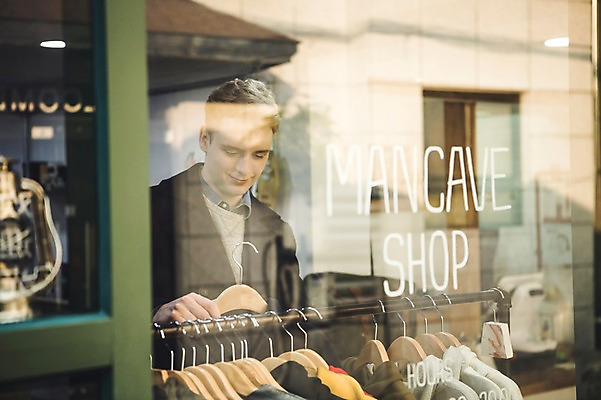 포토 JPG 서양인 외국인 남자 실내 한명 서기 상반신 20대 성인 앞모습 상점 옷걸이 옷가게 옷고르기 청년남자한명만 성인남자한명만 국내포토 1 옷 뷰포인트 모션 사람 인종 청년 내부 남자한명만 성인남자만 청년남자만 파일형식