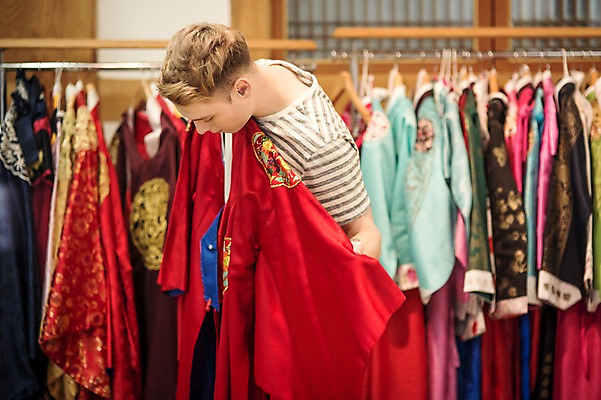 포토 JPG 서양인 외국인 남자 실내 한명 서기 상반신 20대 성인 옆모습 체험 선택 옷걸이 한복 전통체험 옷고르기 청년남자한명만 성인남자한명만 국내포토 1 한국전통 뷰포인트 컨셉 모션 사람 인종 청년 내부 전통의상 남자한명만 성인남자만 청년남자만 파일형식