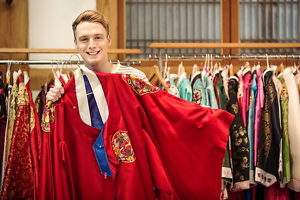 포토 JPG 서양인 외국인 남자 실내 한명 서기 상반신 20대 성인 앞모습 체험 선택 옷걸이 한복 전통체험 옷고르기 청년남자한명만 성인남자한명만 국내포토 1 한국전통 뷰포인트 컨셉 모션 사람 인종 청년 내부 전통의상 남자한명만 성인남자만 청년남자만 파일형식