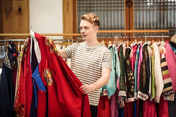 포토 JPG 서양인 외국인 남자 실내 한명 서기 상반신 20대 성인 앞모습 체험 선택 옷걸이 한복 전통체험 옷고르기 청년남자한명만 성인남자한명만 국내포토 1 한국전통 뷰포인트 컨셉 모션 사람 인종 청년 내부 전통의상 남자한명만 성인남자만 청년남자만 파일형식