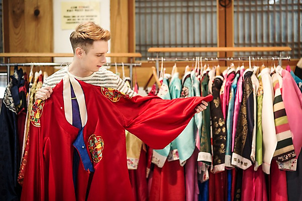 포토 JPG 서양인 외국인 남자 실내 한명 서기 상반신 20대 성인 앞모습 체험 선택 옷걸이 한복 전통체험 옷고르기 청년남자한명만 성인남자한명만 국내포토 1 한국전통 뷰포인트 컨셉 모션 사람 인종 청년 내부 전통의상 남자한명만 성인남자만 청년남자만 파일형식