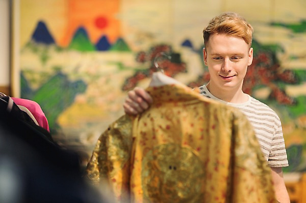 포토 JPG 서양인 외국인 남자 실내 한명 서기 상반신 20대 성인 앞모습 체험 선택 옷걸이 한복 전통체험 옷고르기 청년남자한명만 성인남자한명만 국내포토 1 한국전통 뷰포인트 컨셉 모션 사람 인종 청년 내부 전통의상 남자한명만 성인남자만 청년남자만 파일형식