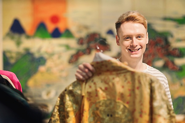 포토 JPG 서양인 외국인 남자 실내 한명 서기 상반신 20대 성인 앞모습 체험 선택 옷걸이 한복 전통체험 옷고르기 청년남자한명만 성인남자한명만 국내포토 1 한국전통 뷰포인트 컨셉 모션 사람 인종 청년 내부 전통의상 남자한명만 성인남자만 청년남자만 파일형식