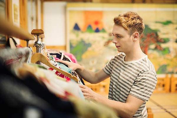 포토 JPG 서양인 외국인 남자 실내 한명 서기 상반신 20대 성인 옆모습 체험 선택 옷걸이 한복 전통체험 옷고르기 청년남자한명만 성인남자한명만 국내포토 1 한국전통 뷰포인트 컨셉 모션 사람 인종 청년 내부 전통의상 남자한명만 성인남자만 청년남자만 파일형식