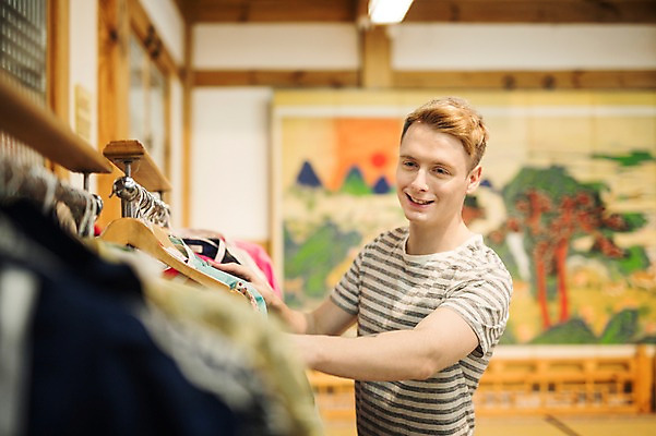 포토 JPG 서양인 외국인 남자 실내 한명 서기 상반신 20대 성인 옆모습 체험 선택 옷걸이 한복 전통체험 옷고르기 청년남자한명만 성인남자한명만 국내포토 1 한국전통 뷰포인트 컨셉 모션 사람 인종 청년 내부 전통의상 남자한명만 성인남자만 청년남자만 파일형식