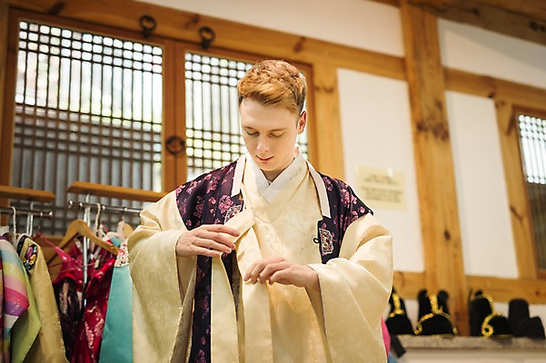 포토 JPG 서양인 외국인 남자 실내 한명 서기 상반신 20대 성인 앞모습 체험 옷걸이 한복 옷입기 전통체험 설레임 청년남자한명만 성인남자한명만 국내포토 1 한국전통 감정 뷰포인트 컨셉 모션 사람 인종 청년 내부 전통의상 남자한명만 성인남자만 청년남자만 파일형식