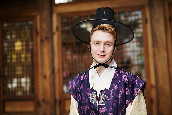 포토 JPG 서양인 외국인 남자 실내 한명 상반신 20대 성인 앞모습 체험 전통의상 한복 즐거움 전통체험 선비 청년남자한명만 성인남자한명만 국내포토 갓모자 모자_잡화 1 한국전통 전통 감정 뷰포인트 컨셉 전통소품 사람 인종 청년 내부 남자한명만 성인남자만 청년남자만 파일형식