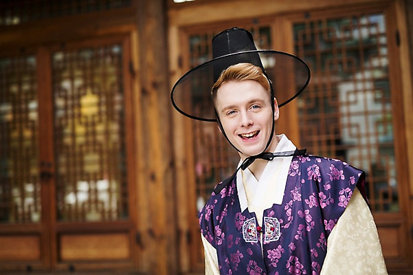 포토 JPG 서양인 외국인 남자 실내 한명 미소 상반신 20대 성인 앞모습 체험 전통의상 한복 즐거움 전통체험 선비 청년남자한명만 성인남자한명만 국내포토 갓모자 모자_잡화 1 한국전통 전통 감정 뷰포인트 컨셉 전통소품 표정 사람 인종 청년 내부 남자한명만 성인남자만 청년남자만 파일형식