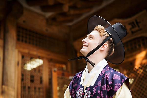 포토 JPG 서양인 외국인 남자 실내 한명 미소 상반신 20대 성인 체험 전통의상 한복 즐거움 전통체험 선비 청년남자한명만 성인남자한명만 국내포토 갓모자 모자_잡화 1 한국전통 전통 감정 컨셉 전통소품 표정 사람 인종 청년 내부 남자한명만 성인남자만 청년남자만 파일형식