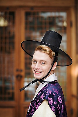 포토 JPG 서양인 외국인 남자 실내 한명 상반신 20대 성인 옆모습 체험 전통의상 한복 즐거움 전통체험 선비 청년남자한명만 성인남자한명만 국내포토 갓모자 모자_잡화 1 한국전통 전통 감정 뷰포인트 컨셉 전통소품 사람 인종 청년 내부 남자한명만 성인남자만 청년남자만 파일형식