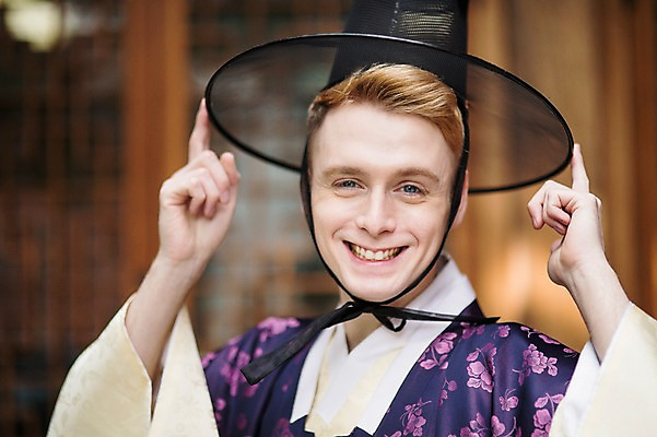 포토 JPG 서양인 외국인 남자 실내 한명 미소 상반신 20대 성인 앞모습 체험 전통의상 한복 즐거움 전통체험 선비 청년남자한명만 성인남자한명만 국내포토 갓모자 모자_잡화 1 한국전통 전통 감정 뷰포인트 컨셉 전통소품 표정 사람 인종 청년 내부 남자한명만 성인남자만 청년남자만 파일형식