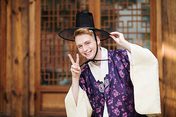 포토 JPG 서양인 외국인 남자 실내 한명 미소 상반신 20대 성인 앞모습 체험 전통의상 한복 즐거움 전통체험 선비 청년남자한명만 성인남자한명만 국내포토 갓모자 모자_잡화 1 한국전통 전통 감정 뷰포인트 컨셉 전통소품 표정 사람 인종 청년 내부 남자한명만 성인남자만 청년남자만 파일형식