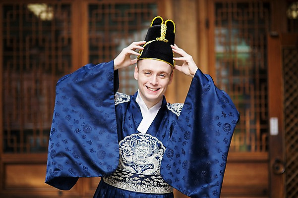 포토 JPG 서양인 외국인 남자 실내 한명 미소 상반신 20대 성인 앞모습 체험 전통의상 한복 왕 즐거움 전통체험 청년남자한명만 성인남자한명만 국내포토 1 한국전통 전통 감정 뷰포인트 컨셉 표정 사람 인종 청년 내부 남자한명만 성인남자만 청년남자만 파일형식