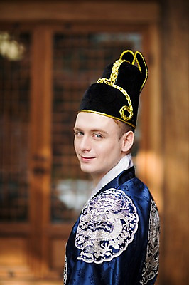 포토 JPG 서양인 외국인 남자 실내 한명 상반신 20대 성인 옆모습 체험 전통의상 한복 왕 즐거움 전통체험 청년남자한명만 성인남자한명만 국내포토 1 한국전통 전통 감정 뷰포인트 컨셉 사람 인종 청년 내부 남자한명만 성인남자만 청년남자만 파일형식