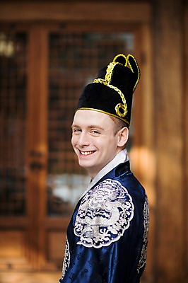 포토 JPG 서양인 외국인 남자 실내 한명 미소 상반신 20대 성인 옆모습 체험 전통의상 한복 왕 즐거움 전통체험 청년남자한명만 성인남자한명만 국내포토 1 한국전통 전통 감정 뷰포인트 컨셉 표정 사람 인종 청년 내부 남자한명만 성인남자만 청년남자만 파일형식