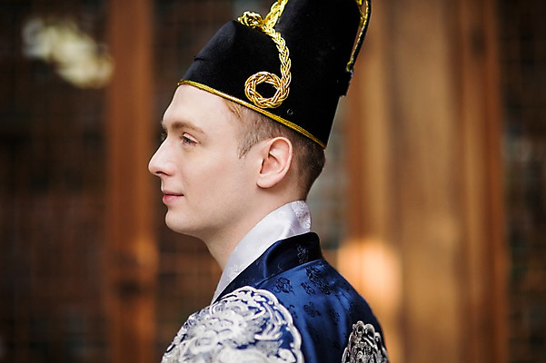 포토 JPG 서양인 외국인 남자 실내 한명 상반신 20대 성인 옆모습 체험 전통의상 한복 왕 즐거움 전통체험 청년남자한명만 성인남자한명만 국내포토 1 한국전통 전통 감정 뷰포인트 컨셉 사람 인종 청년 내부 남자한명만 성인남자만 청년남자만 파일형식