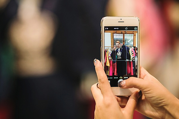 포토 JPG 서양인 외국인 손 남자 상반신 20대 성인 두명 앞모습 아웃포커스 신체부위 스마트폰 사진촬영 체험 옷걸이 한복 즐거움 브이 옷입기 전통체험 국내포토 한국전통 감정 뷰포인트 컨셉 모션 촬영기법 사람 인종 손짓 청년 핸드폰 스마트기기 촬영 전통의상 파일형식