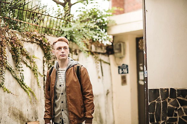 포토 JPG 주간 서양인 외국인 남자 한옥 서울 한명 상반신 20대 성인 야외 앞모습 구경 한옥마을 청년남자한명만 성인남자한명만 국내포토 자연요소 1 한국전통 뷰포인트 고건축 한국 사람 인종 청년 마을 남자한명만 성인남자만 청년남자만 파일형식