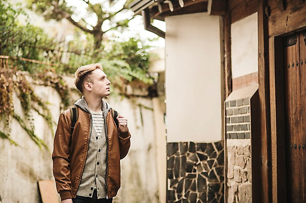 포토 JPG 주간 서양인 외국인 남자 한옥 서울 한명 상반신 20대 성인 야외 앞모습 구경 한옥마을 청년남자한명만 성인남자한명만 국내포토 자연요소 1 한국전통 뷰포인트 고건축 한국 사람 인종 청년 마을 남자한명만 성인남자만 청년남자만 파일형식