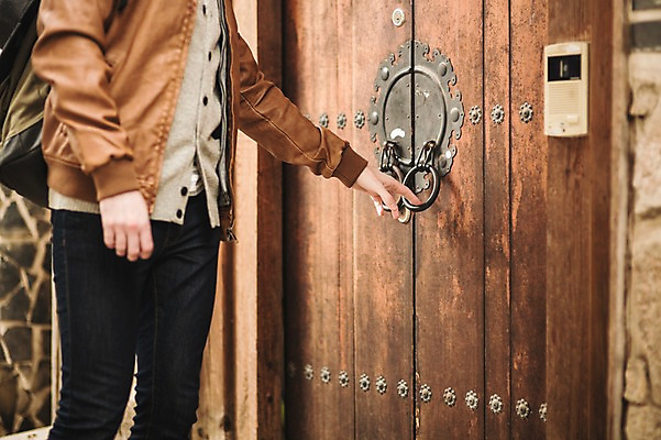 포토 JPG 주간 서양인 외국인 남자 한옥 서울 한명 상반신 20대 성인 야외 구경 한옥마을 청년남자한명만 성인남자한명만 국내포토 자연요소 1 한국전통 고건축 한국 사람 인종 청년 마을 남자한명만 성인남자만 청년남자만 파일형식