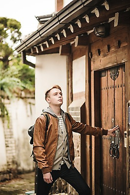 포토 JPG 주간 서양인 외국인 남자 한옥 서울 한명 상반신 20대 성인 야외 앞모습 구경 한옥마을 청년남자한명만 성인남자한명만 국내포토 자연요소 1 한국전통 뷰포인트 고건축 한국 사람 인종 청년 마을 남자한명만 성인남자만 청년남자만 파일형식