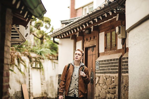 포토 JPG 주간 서양인 외국인 남자 한옥 서울 한명 상반신 20대 성인 야외 앞모습 구경 한옥마을 청년남자한명만 성인남자한명만 국내포토 자연요소 1 한국전통 뷰포인트 고건축 한국 사람 인종 청년 마을 남자한명만 성인남자만 청년남자만 파일형식