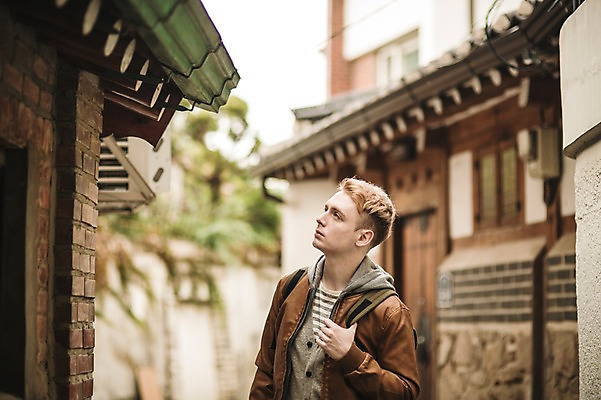 포토 JPG 주간 서양인 외국인 남자 한옥 서울 한명 상반신 20대 성인 야외 구경 한옥마을 청년남자한명만 성인남자한명만 국내포토 자연요소 1 한국전통 고건축 한국 사람 인종 청년 마을 남자한명만 성인남자만 청년남자만 파일형식