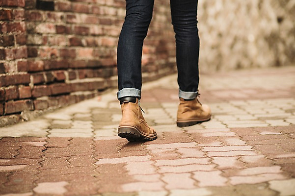 포토 JPG 주간 서양인 외국인 남자 벽 벽돌 서울 한명 서기 20대 성인 야외 뒷모습 신체부위 걷기 하반신 다리 보행로 구경 한옥마을 국내포토 자연요소 1 길 뷰포인트 모션 한옥 한국 사람 인종 청년 마을 파일형식