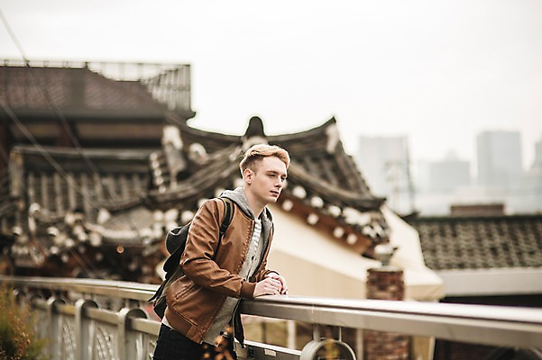 포토 JPG 주간 서양인 외국인 남자 한옥 서울 한명 상반신 20대 성인 야외 옆모습 구경 한옥마을 청년남자한명만 성인남자한명만 국내포토 자연요소 1 한국전통 뷰포인트 고건축 한국 사람 인종 청년 마을 남자한명만 성인남자만 청년남자만 파일형식