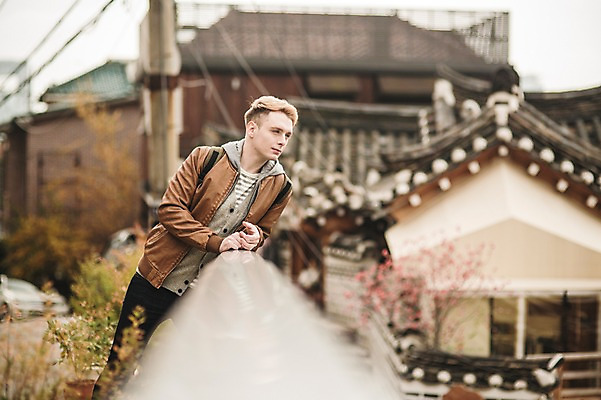 포토 JPG 주간 서양인 외국인 남자 한옥 서울 한명 상반신 20대 성인 야외 앞모습 구경 한옥마을 청년남자한명만 성인남자한명만 국내포토 자연요소 1 한국전통 뷰포인트 고건축 한국 사람 인종 청년 마을 남자한명만 성인남자만 청년남자만 파일형식