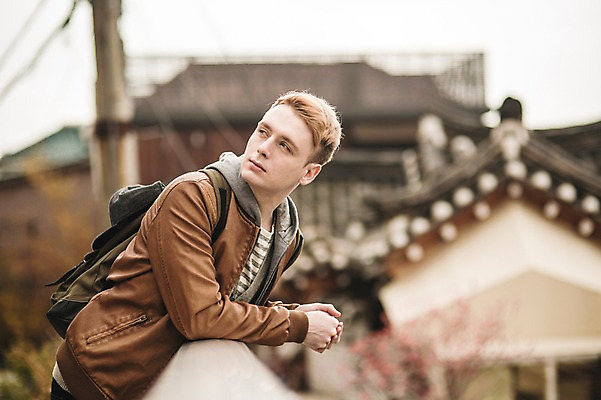 포토 JPG 주간 서양인 외국인 남자 한옥 서울 한명 상반신 20대 성인 야외 옆모습 구경 한옥마을 청년남자한명만 성인남자한명만 국내포토 자연요소 1 한국전통 뷰포인트 고건축 한국 사람 인종 청년 마을 남자한명만 성인남자만 청년남자만 파일형식