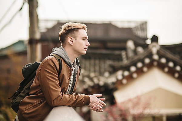 포토 JPG 주간 서양인 외국인 남자 한옥 서울 한명 상반신 20대 성인 야외 옆모습 구경 한옥마을 청년남자한명만 성인남자한명만 국내포토 자연요소 1 한국전통 뷰포인트 고건축 한국 사람 인종 청년 마을 남자한명만 성인남자만 청년남자만 파일형식