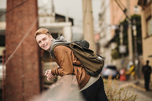 포토 JPG 주간 서양인 외국인 남자 한옥 서울 한명 상반신 20대 성인 야외 옆모습 구경 한옥마을 청년남자한명만 성인남자한명만 국내포토 자연요소 1 한국전통 뷰포인트 고건축 한국 사람 인종 청년 마을 남자한명만 성인남자만 청년남자만 파일형식