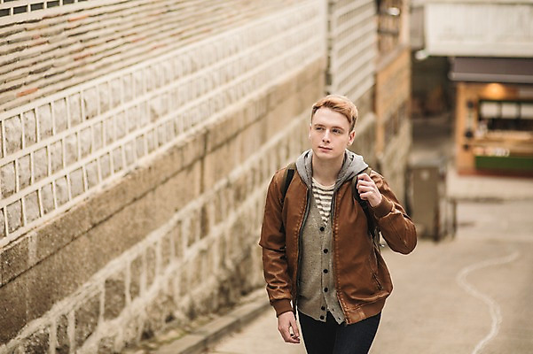 포토 JPG 주간 서양인 외국인 남자 한옥 서울 한명 상반신 20대 성인 야외 앞모습 구경 한옥마을 청년남자한명만 성인남자한명만 국내포토 자연요소 1 한국전통 뷰포인트 고건축 한국 사람 인종 청년 마을 남자한명만 성인남자만 청년남자만 파일형식